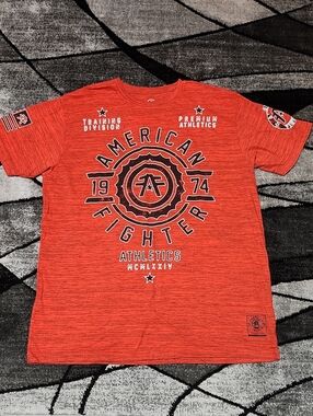 AMERICAN FIGHTER ATHLETICS RED RAISED CIRCULAR SHIELD CREWNECK TEE-SHIRT